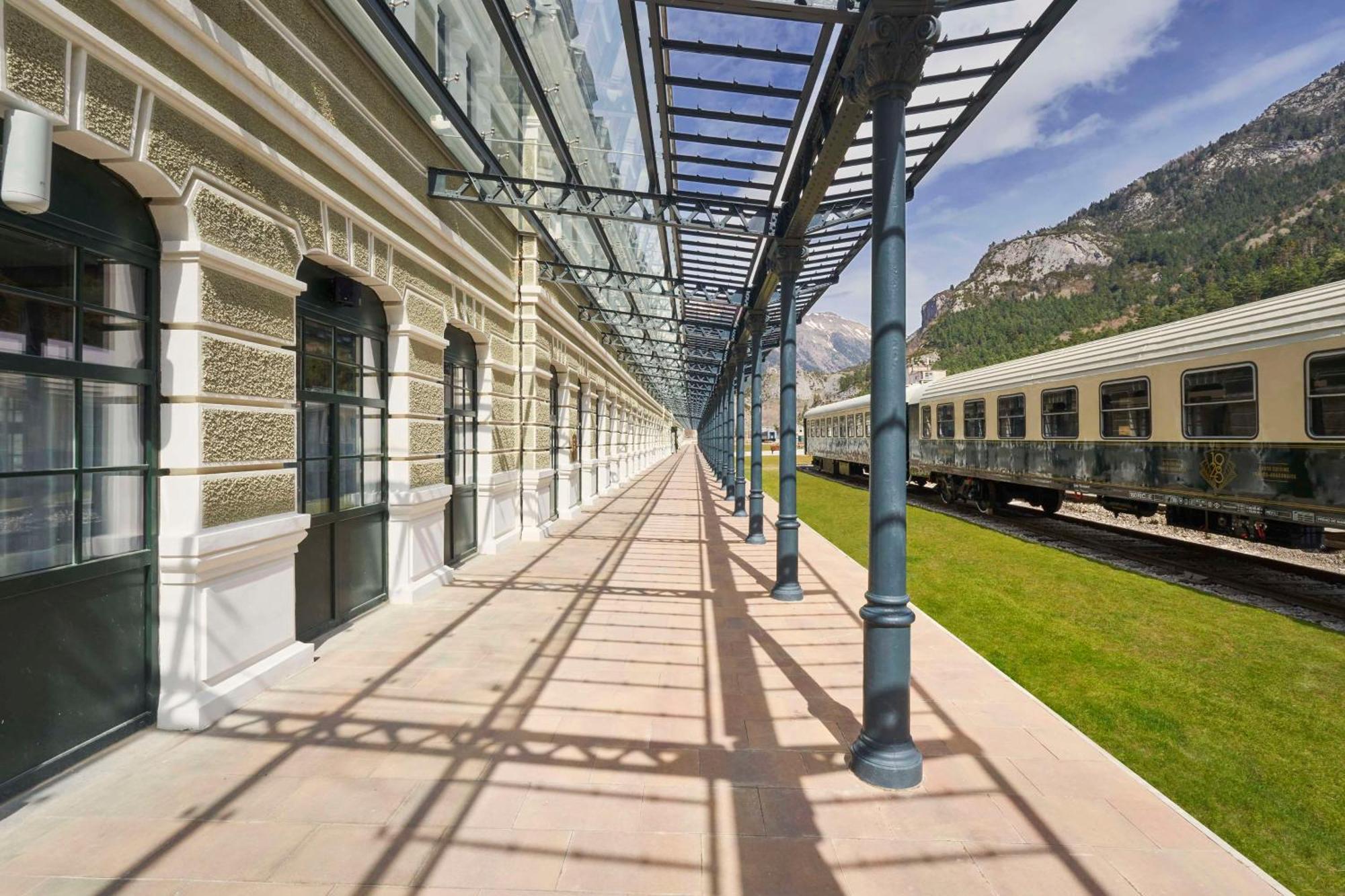 Canfranc Estacion, A Royal Hideaway Hotel - Gran Lujo Eksteriør bilde The station platform