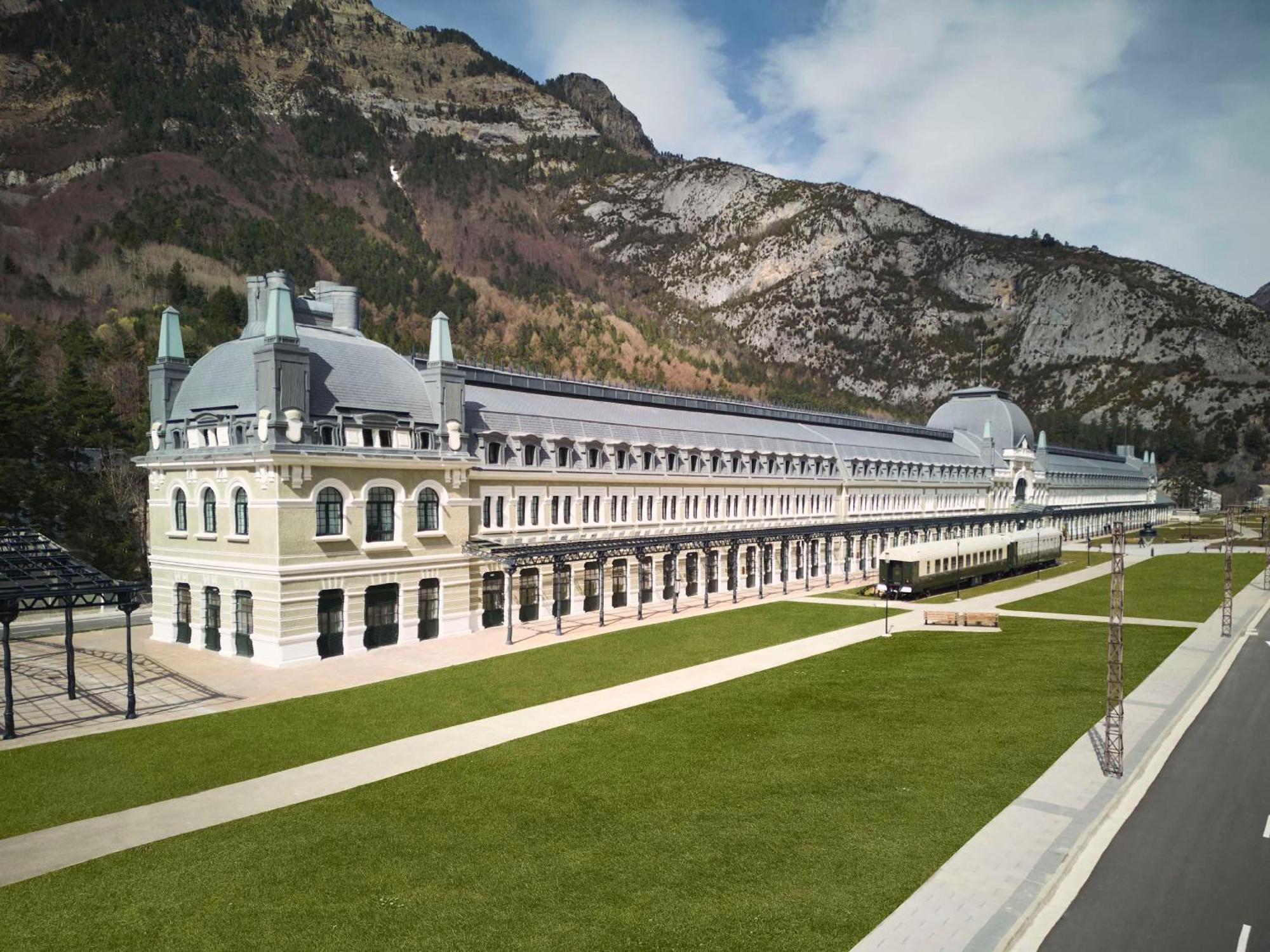 Canfranc Estacion, A Royal Hideaway Hotel - Gran Lujo Eksteriør bilde The station