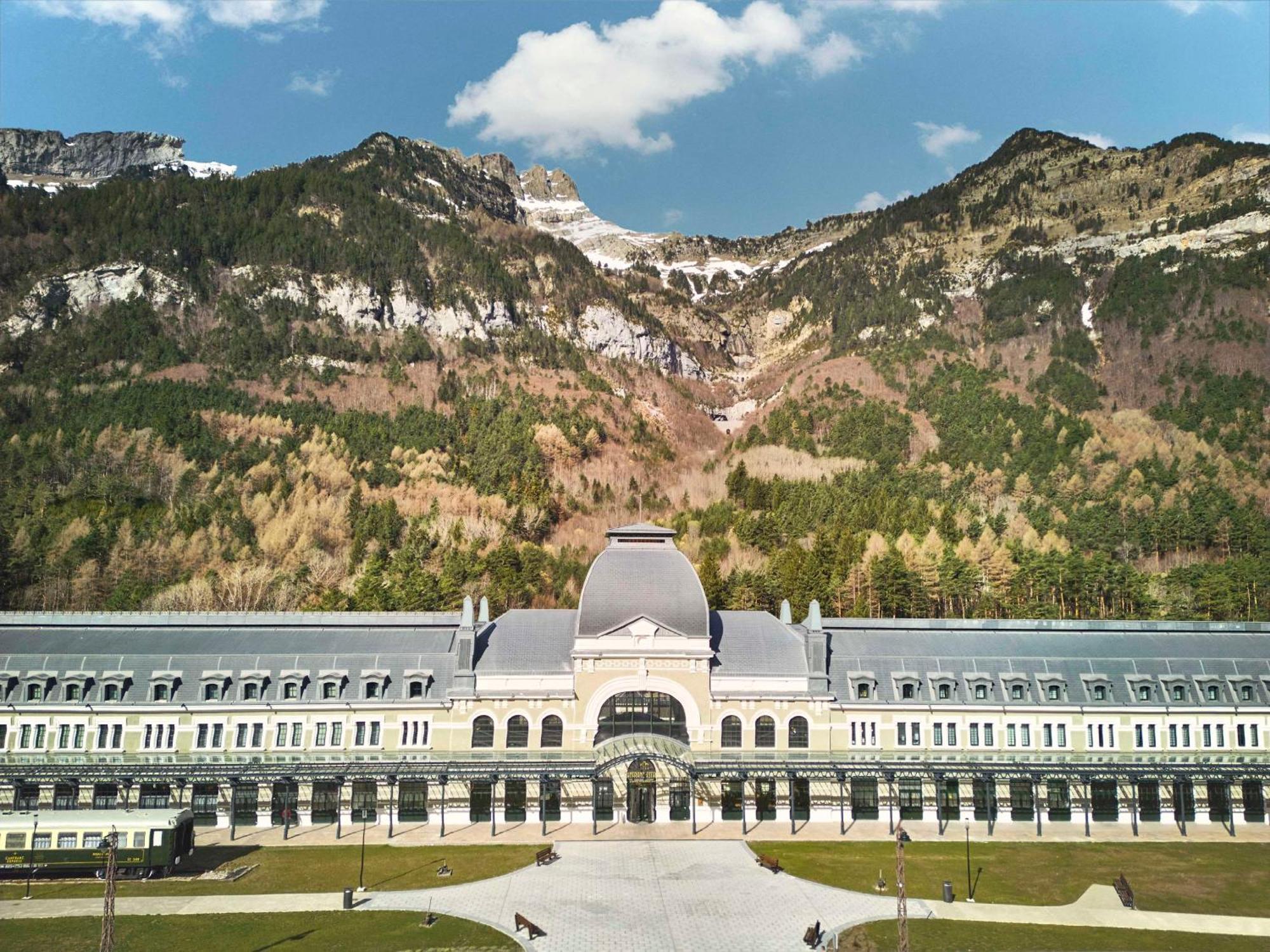 Canfranc Estacion, A Royal Hideaway Hotel - Gran Lujo Eksteriør bilde The station