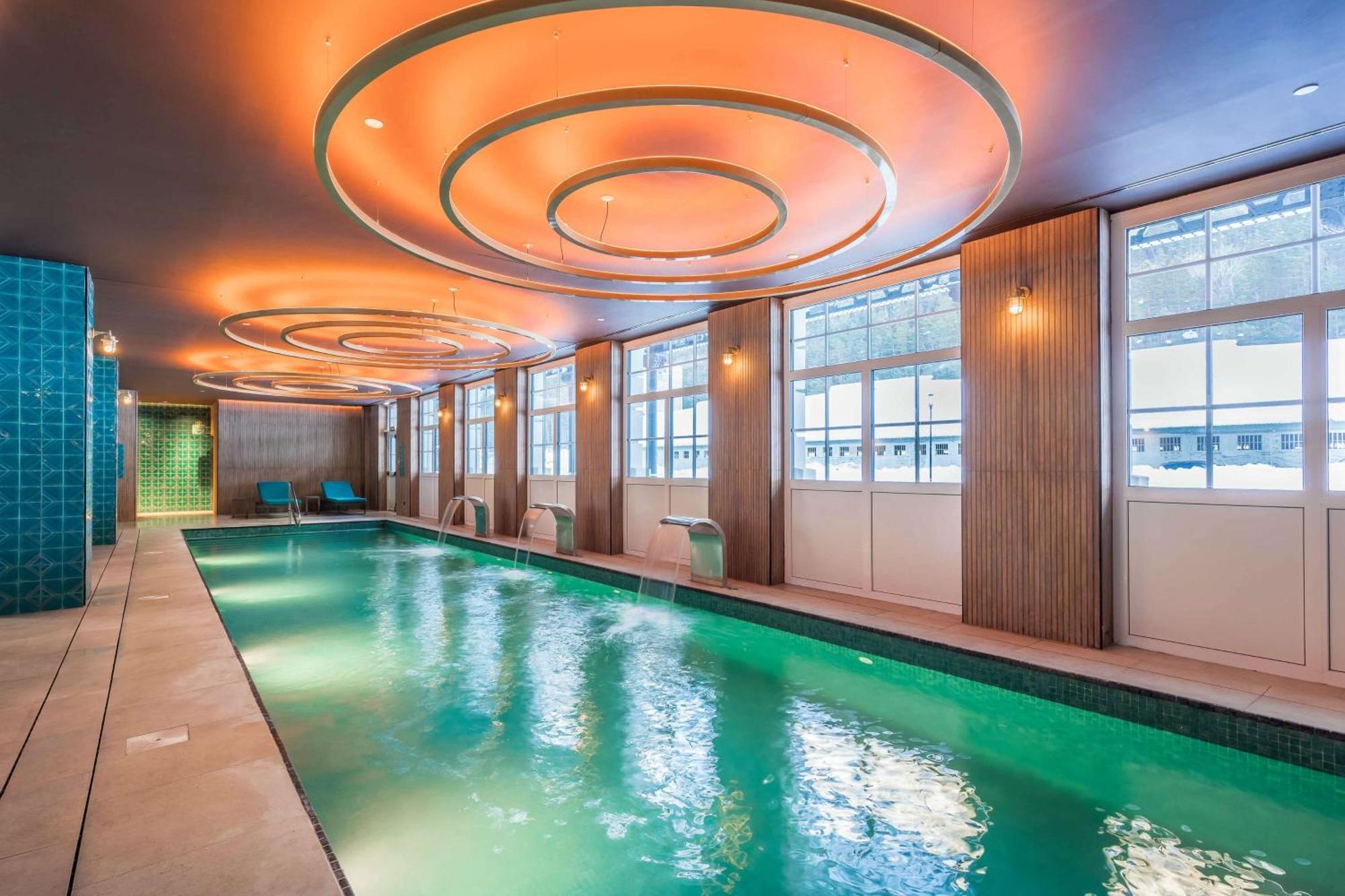 Canfranc Estacion, A Royal Hideaway Hotel - Gran Lujo Eksteriør bilde The pool at The Standard East Village