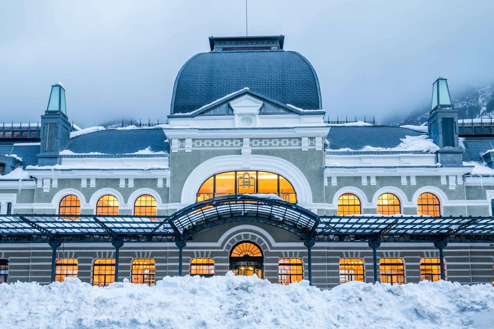 Canfranc Estacion, A Royal Hideaway Hotel - Gran Lujo Eksteriør bilde The station building