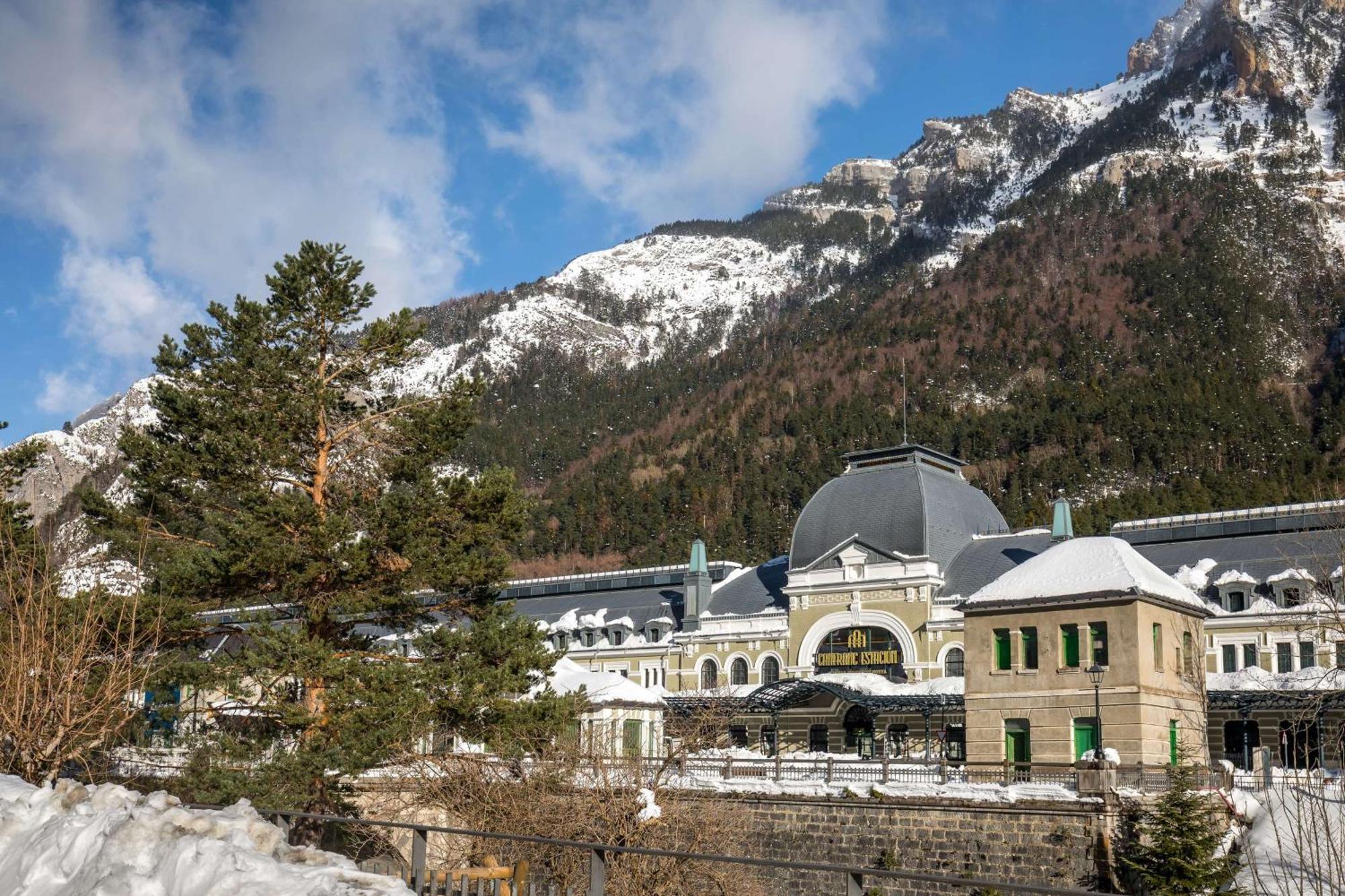 Canfranc Estacion, A Royal Hideaway Hotel - Gran Lujo Eksteriør bilde The sanctuary of Our Lady of Val d'Aran