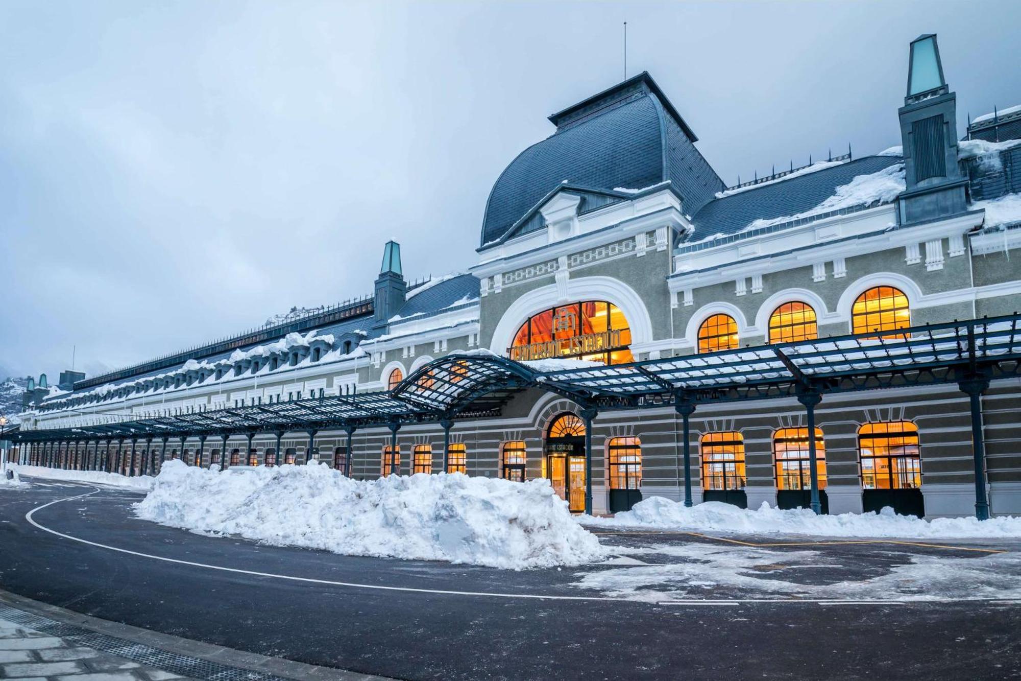 Canfranc Estacion, A Royal Hideaway Hotel - Gran Lujo Eksteriør bilde The railway station