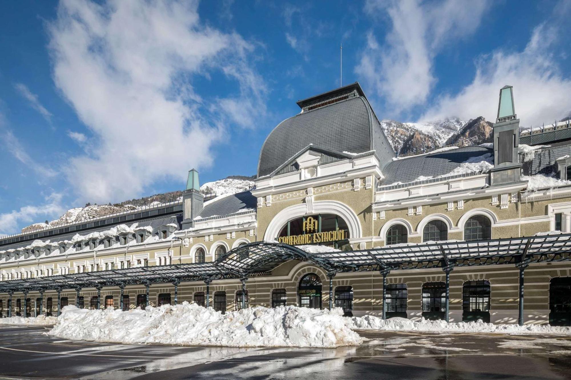 Canfranc Estacion, A Royal Hideaway Hotel - Gran Lujo Eksteriør bilde The station building